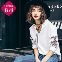 裂帛旗舰店2018春装新款花朵刺绣V字翻领衬衣圆形摆长袖衬衫女图片