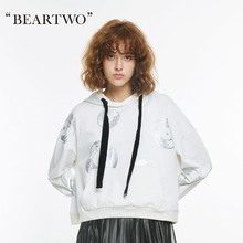 【商场同款】BEARTWO 秋冬新款长袖卫衣女连帽印花T打底衫图片