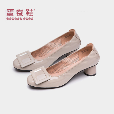 蛋卷鞋女2018新款秋季圆头浅口亮面休闲职业漆皮方扣粗跟软底单鞋