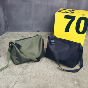 简约时尚尼龙斜挎包