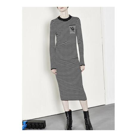 预售 Mo&Co. 黑白色条纹针织连衣裙商品大图
