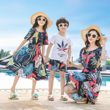 亲子装一家四口洋气2018时尚网红父子夏装海边仙女群沙滩裙母女装