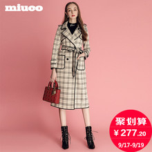 miuco2018秋新款女装英伦范格纹西装领双排扣系带中长款风衣外套图片