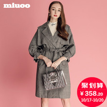 miuco女装2018秋季新款气质西装翻领喇叭袖时尚百搭格纹风衣外套图片