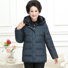 反季中老年羽绒服女长袖妈妈宽松大码加厚保暖防寒连帽奶奶装秋冬图片
