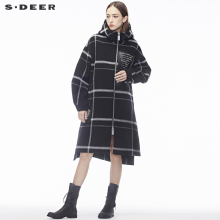 sdeer圣迪奥抢眼黑白格纹开衩下摆撞色英文高领连帽大衣S18481809图片