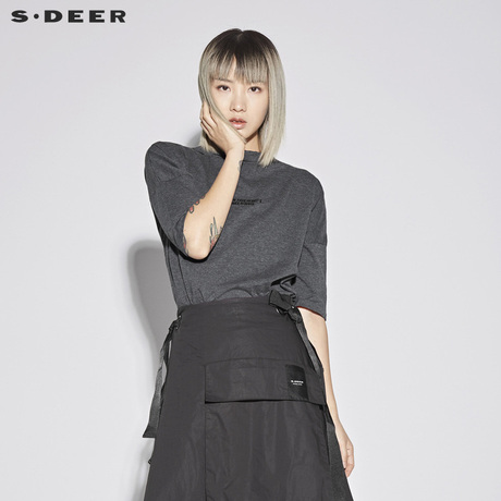 sdeer圣迪奥女装气质灰休闲字母印胶开衩摆短袖T恤S18280165商品大图