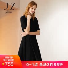 JUZUI/玖姿奥莱2018秋装新款圆领小黑裙收腰显瘦中长连衣裙图片