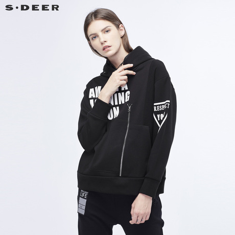 sdeer圣迪奥酷感纯黑字母印胶几何口袋抽绳连帽短款外套S18482257商品大图