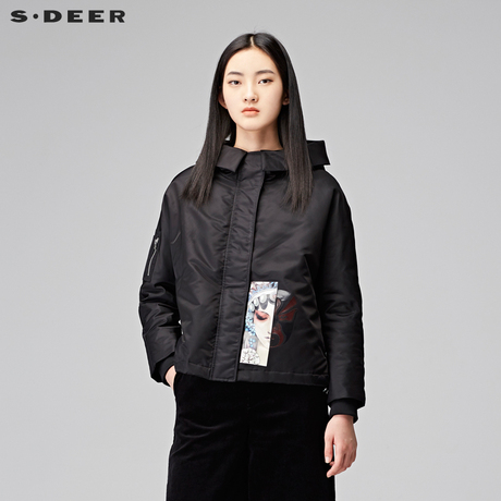 sdeer圣迪奥女装酷黑艳丽民族脸谱印胶连帽短款羽绒服S17482446商品大图