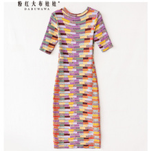 粉红大布娃娃时尚彩虹色修身针织连衣裙图片