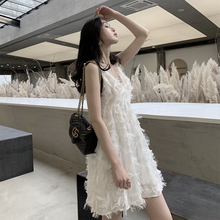 羽毛吊带连衣裙女2019夏心机超仙森系法式复古小黑裙甜美初恋裙