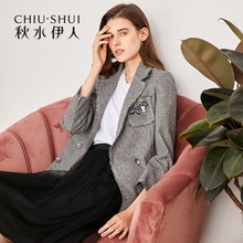 秋水伊人2018秋新款女装千鸟格西装领胸针直筒西装外套西服上衣