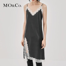 MOCO2018秋季新品V领皮质拼接蕾丝细吊带开衩连衣裙 摩安珂图片