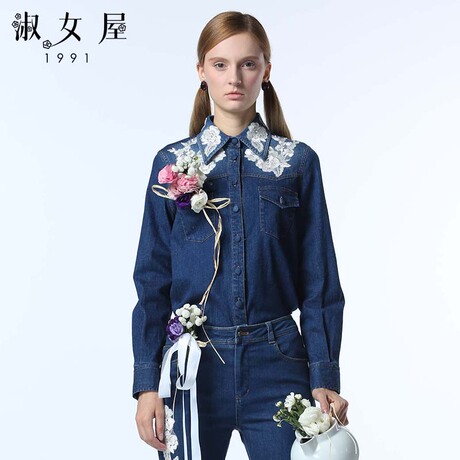 淑女屋2018年冬季新款白色绣花贴布牛仔蓝色上衣商品大图
