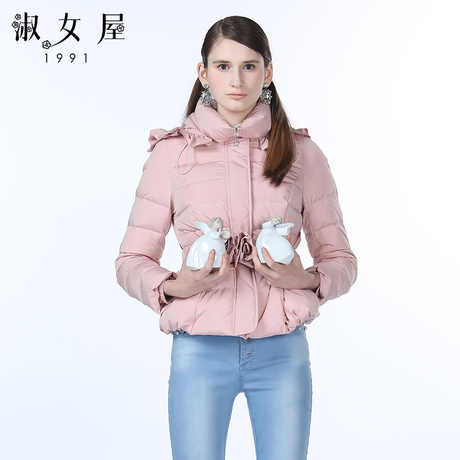 淑女屋2018年冬季新款100%聚酯纤维玖瑰花瓣腰带连帽短款羽绒服商品大图