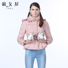 淑女屋2018年冬季新款100%聚酯纤维玖瑰花瓣腰带连帽短款羽绒服图片