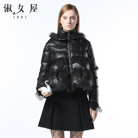 淑女屋2018年冬季新款褶皱百搭黑色蕾丝花瓣短款羽绒服商品大图