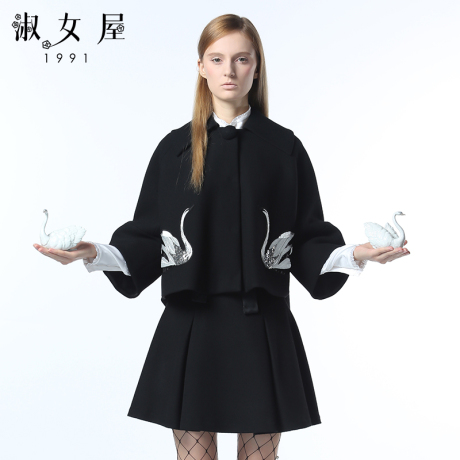 淑女屋2018年冬季新款天鹅图案黑色斗篷式超短款毛呢外套商品大图