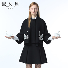 淑女屋2018年冬季新款天鹅图案黑色斗篷式超短款毛呢外套图片