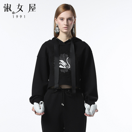淑女屋2018年冬季新款天鹅亮片黑色绣花镂空花边套头连帽针织衫商品大图
