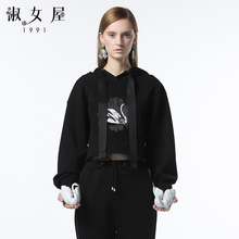 淑女屋2018年冬季新款天鹅亮片黑色绣花镂空花边套头连帽针织衫图片