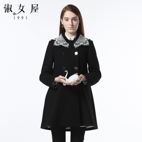 淑女屋2018年冬季新款白色勾花镂空领修身黑色中长款毛呢外套商品大图