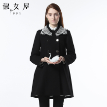 淑女屋2018年冬季新款白色勾花镂空领修身黑色中长款毛呢外套图片