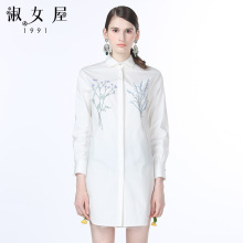 淑女屋2018年秋季新款米白色植物花卉图案长款上衣图片