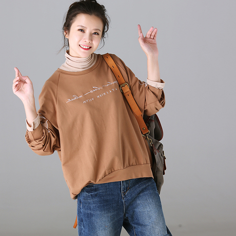 米可可  T3022 文艺大码圆领插肩长袖字母人物刺绣T恤女 2018秋商品大图