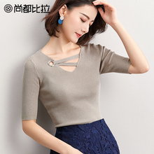 尚都比拉上衣女2018秋新气质V领小心机交叉镂空亮丝五分袖针织衫图片