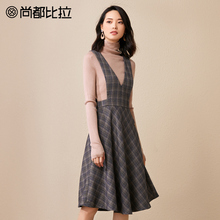 【8折价238元】复古格子显瘦V领侧边纽扣无袖背带大摆连衣裙图片