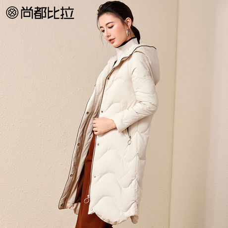 【8折价638元】90%白鸭绒 尚都比拉纯色波浪纹长款连帽羽绒服女商品大图