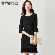 尚都比拉气质简约小心机中长裙2018秋喇叭袖五分袖黑色针织连衣裙图片