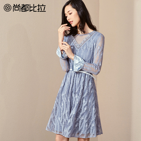 【8折价238元】尚都比拉拼接透视网纱V领显瘦喇叭丝绒蕾丝连衣裙商品大图