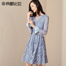 【8折价238元】尚都比拉拼接透视网纱V领显瘦喇叭丝绒蕾丝连衣裙图片