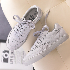 原宿百搭街拍小白鞋