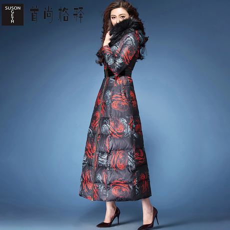 首尚格释2018冬季新款女装修身收腰印花连帽可拆毛领中长款羽绒服商品大图