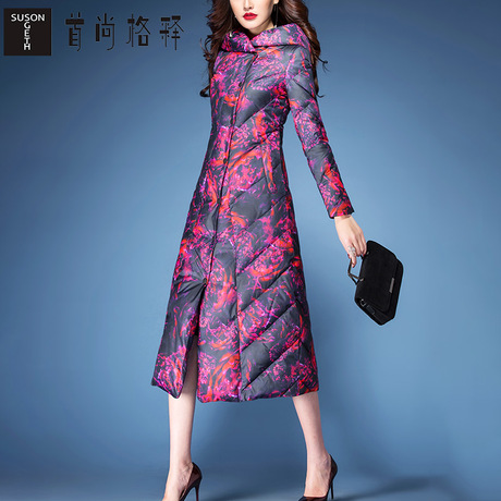 首尚格释2018冬季新款女装修身显瘦时尚气质连帽印花中长款羽绒服商品大图