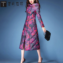 首尚格释2018冬季新款女装修身显瘦时尚气质连帽印花中长款羽绒服图片