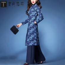首尚格释2018冬装新款女装复古立领修身中长款蕾丝印花羽绒服图片