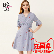 Haoduoyi甜美花朵刺绣裹身式chic短裙条纹V领荷叶袖修身连衣裙女