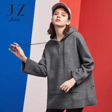 JUZUI/玖姿女装2018冬装袋鼠兜字母刺绣羊毛混纺连帽毛呢外套套头图片