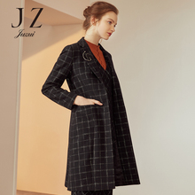 JUZUI/玖姿旗舰店2018秋装新款黑色撞色格纹胸针长西装外套女图片