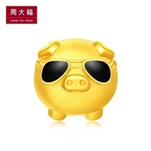 「新品 」周大福潮萌墨镜猪生肖猪转运珠足金黄金吊坠R22257
