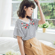 桔熊夏装T恤女花朵刺绣横条纹V领喇叭袖上衣大码AB7203图片