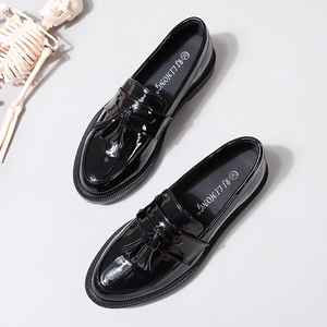 流苏黑色亮皮小皮鞋