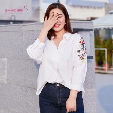 纤莉秀2018春装新款大码女装绣花宽松胖妹妹衬衫显瘦遮肚衬衣图片