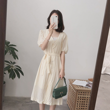 又见小夕衬衫裙子简约气质系带收腰v领排扣中长款杏色连衣裙女夏图片