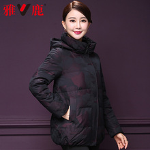 雅鹿中老年妈妈装2018冬季新款羽绒服女短款连帽外套大码奶奶冬装图片